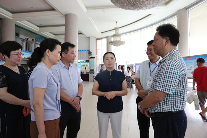 自治区卫健委党组成员、自治区老龄办主任梁丽玲一行莅临北流市人民医院开展“不忘初心牢记使命”主题教育、医疗卫生体制改革、健康扶贫调研工作
