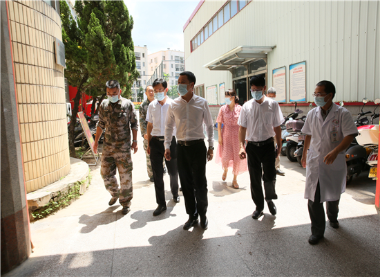 北流市市长华海德莅临北流市人民医院调研2021年度征兵体检工作