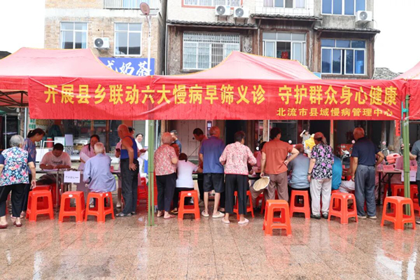 【“医”心为民】慢病管理中心赴新圩镇新圩村开展首次义诊活动